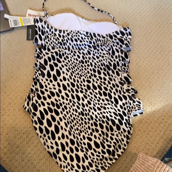 One piece black & white - Picture 2 of 2